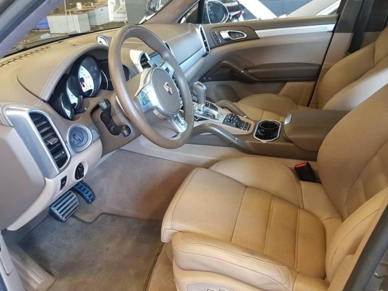 Detallat interior Porsche Cayenne. Knet detail